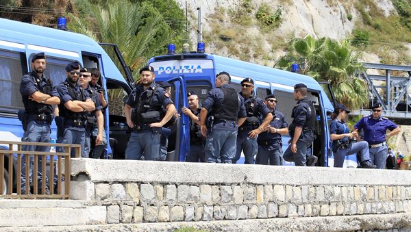 Italian police officers - Sputnik International