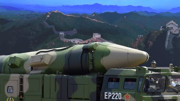 A military vehicle carries DF-21D missile past a display screen featuring an image of the Great Wall of China at Tiananmen Square in Beijing on September 3, 2015 - Sputnik International