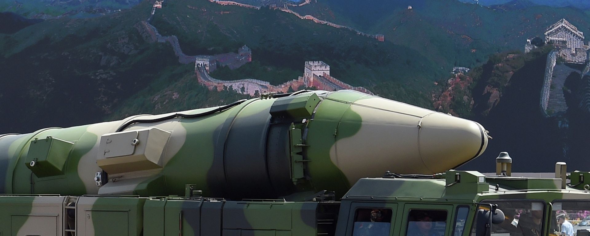 A military vehicle carries DF-21D missile past a display screen featuring an image of the Great Wall of China at Tiananmen Square in Beijing on September 3, 2015 A military vehicle carries DF-21D missile past a display screen featuring an image of the Great Wall of China at Tiananmen Square in Beijing on September 3, 2015 - Sputnik International, 1920, 16.11.2021