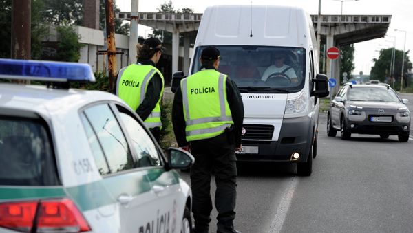 Slovak police control border crossers at a checkpoint of the Slovakian-Hungarian border near Rajka (Hungary) and Cunovo (Slovakia) on September 14, 2015 - Sputnik International