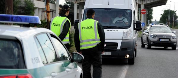 Slovak police control border crossers at a checkpoint of the Slovakian-Hungarian border near Rajka (Hungary) and Cunovo (Slovakia) on September 14, 2015 Slovak police control border crossers at a checkpoint of the Slovakian-Hungarian border near Rajka (Hungary) and Cunovo (Slovakia) on September 14, 2015 - Sputnik International