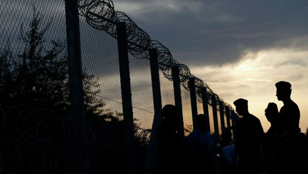 Hungarian policemen guard the fence on the border with Serbia near the Hungarian migrant collection point in Roszke, Hungary, September 14, 2015 - Sputnik International