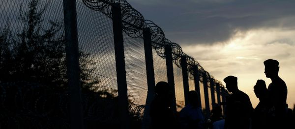 Hungarian policemen guard the fence on the border with Serbia near the Hungarian migrant collection point in Roszke, Hungary, September 14, 2015 - Sputnik International