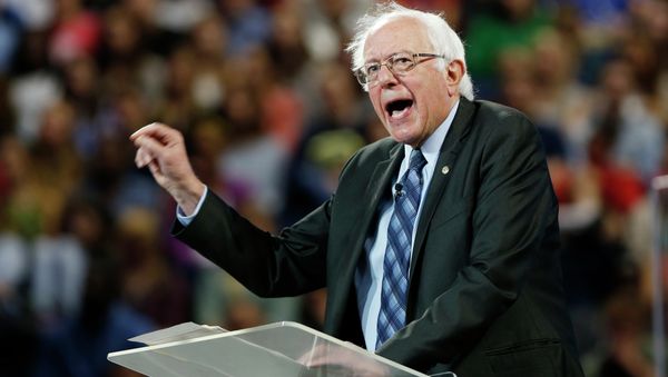 Democratic presidential candidate, Sen. Bernie Sanders, I-Vt. gestures during a speech at Liberty University in Lynchburg, Va., Monday, Sept. 14, 2015. - Sputnik International