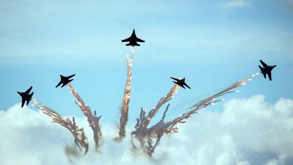 Su-27 jets of aerobatics team Russkiye Vityasy, or Russian Knights, perform during the MAKS-2015 International Aviation and Space Show in Zhukovsky, outside Moscow, Russia, Sunday, Aug. 30, 2015. - Sputnik International