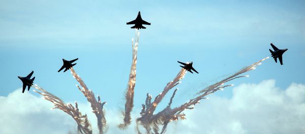 Su-27 jets of aerobatics team Russkiye Vityasy, or Russian Knights, perform during the MAKS-2015 International Aviation and Space Show in Zhukovsky, outside Moscow, Russia, Sunday, Aug. 30, 2015. - Sputnik International