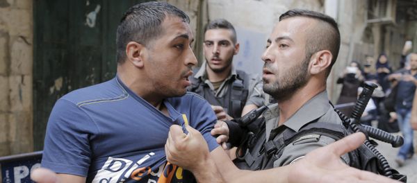 Israeli border police officers detain a Palestinian protester in Jerusalem's Old City - Sputnik International