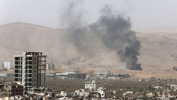 Smoke rises during clashes between forces loyal to Syria's President Bashar al-Assad and the Army of Islam fighters - Sputnik International