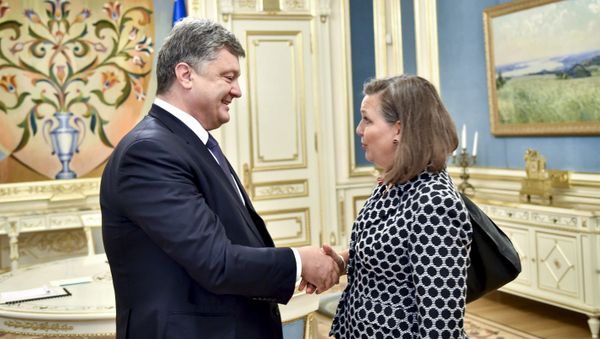 Ukrainian President Petro Poroshenko (L) greets U.S. Assistant Secretary of State for European and Eurasian Affairs Victoria Nuland during a meeting in Kiev, Ukraine - Sputnik International