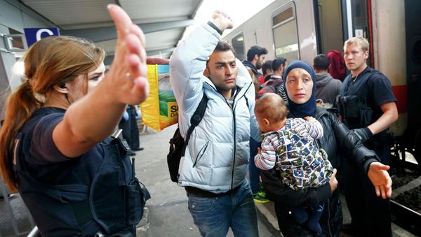 Police directs migrants at a train station near the border with Austria in Freilassing, Germany September 15, 2015. Police directs migrants at a train station near the border with Austria in Freilassing, Germany September 15, 2015. - Sputnik International