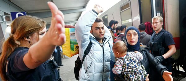 Police directs migrants at a train station near the border with Austria in Freilassing, Germany September 15, 2015. Police directs migrants at a train station near the border with Austria in Freilassing, Germany September 15, 2015. - Sputnik International