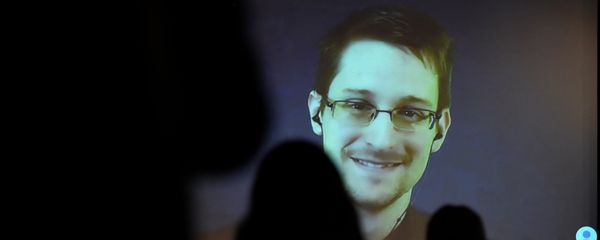 Edward Snowden greets the audience before he is honored with the Carl von Ossietzky medal by International League for Human Rights to during a video conference call after he received the award in Berlin December 14, 2014. Edward Snowden greets the audience before he is honored with the Carl von Ossietzky medal by International League for Human Rights to during a video conference call after he received the award in Berlin December 14, 2014. - Sputnik International