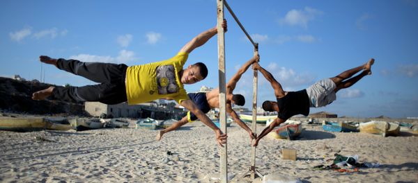 Members of Bar Palestine, a street workout team practice their skills during a training session on the beach of Gaza City Members of Bar Palestine, a street workout team practice their skills during a training session on the beach of Gaza City - Sputnik International
