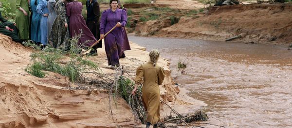 Community members search along a stream after a flash flood Tuesday, Sept. 15, 2015, in Colorado City, Ariz. - Sputnik International