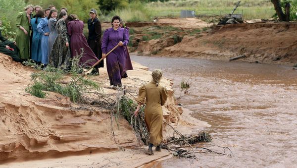 Community members search along a stream after a flash flood Tuesday, Sept. 15, 2015, in Colorado City, Ariz. - Sputnik International