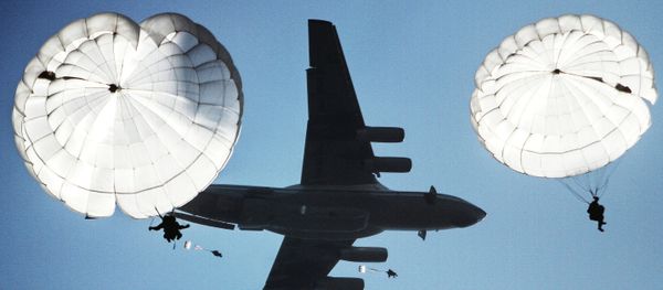 Airborne drop during the joint battalion tactical exercise of airborne troops from Russia - Sputnik International