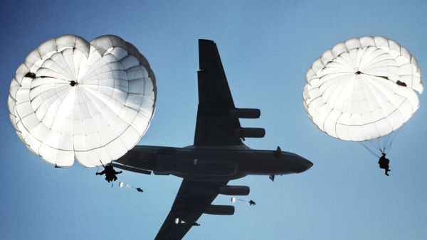Airborne drop during the joint battalion tactical exercise of airborne troops from Russia Airborne drop during the joint battalion tactical exercise of airborne troops from Russia - Sputnik International