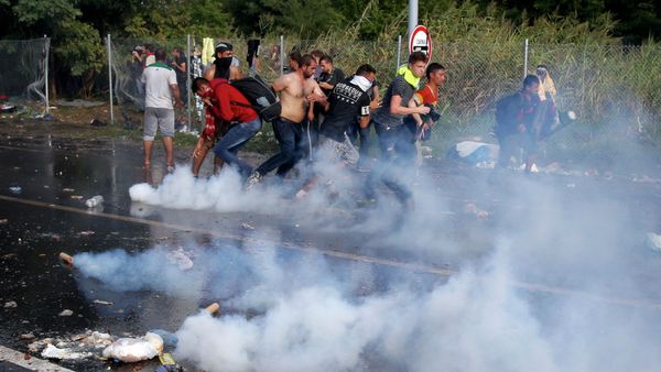 Migrants protest as Hungarian riot police fires tear gas and water cannon at the border crossing with Serbia in Roszke, Hungary September 16, 2015 Migrants protest as Hungarian riot police fires tear gas and water cannon at the border crossing with Serbia in Roszke, Hungary September 16, 2015 - Sputnik International