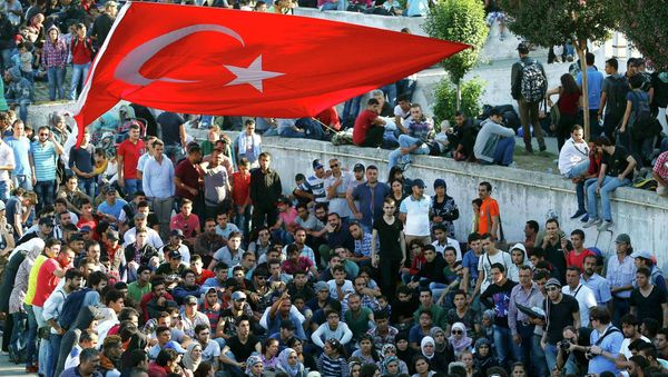 Migrants wait for busses at the main bus station in Istanbul, Turkey September 16, 2015. Migrants wait for busses at the main bus station in Istanbul, Turkey September 16, 2015. - Sputnik International