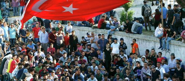 Migrants wait for busses at the main bus station in Istanbul, Turkey September 16, 2015. Migrants wait for busses at the main bus station in Istanbul, Turkey September 16, 2015. - Sputnik International