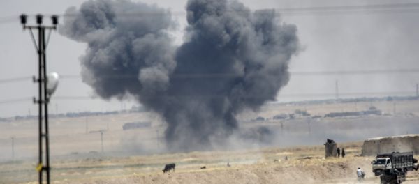 Black smoke billowing into sky after an airstrike. - Sputnik International