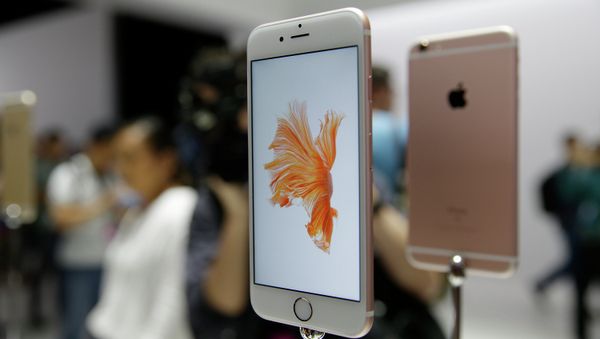 People look over the new Apple iPhone 6s models during a product display. People look over the new Apple iPhone 6s models during a product display. - Sputnik International