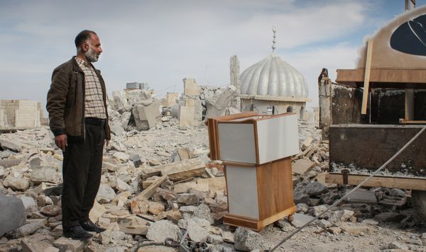 Syrian man salvages furniture from his home that was destroyed in bombing, in the northwestern city of Maraat al-Numan, Syria Syrian man salvages furniture from his home that was destroyed in bombing, in the northwestern city of Maraat al-Numan, Syria - Sputnik International