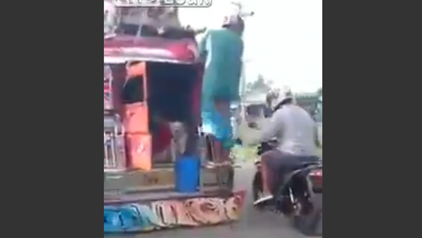 Moped Rider Pulls Down Shorts of Hitchrider - Sputnik International