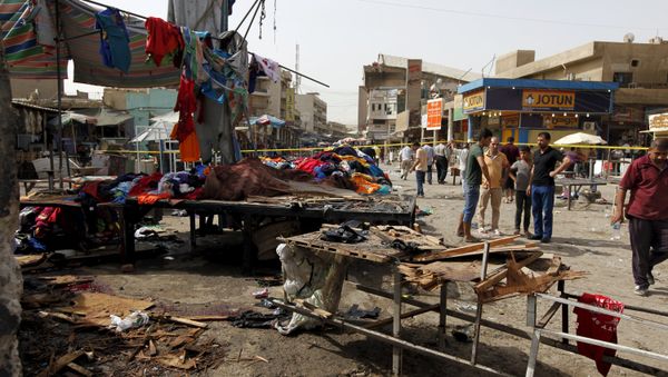 People gather at the site of a suicide bomb attack in Baghdad, Iraq, September 17, 2015. - Sputnik International