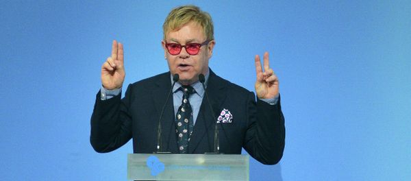 Sir Elton John delivers a speech about tolerance and equal rights for all - Sputnik International