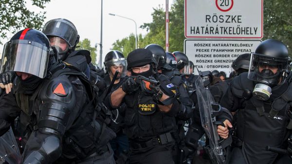 Hungarian riot police fight migrants at the border crossing with Serbia in Roszke, Hungary September 16, 2015 Hungarian riot police fight migrants at the border crossing with Serbia in Roszke, Hungary September 16, 2015 - Sputnik International