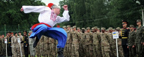 Ukrainian folk dancers perform for Ukrainian and US servicemen in a ceremony for joint-drill exercises between the two countries in Yavoriv polygon, Lviv district, western Ukraine Ukrainian folk dancers perform for Ukrainian and US servicemen in a ceremony for joint-drill exercises between the two countries in Yavoriv polygon, Lviv district, western Ukraine - Sputnik International
