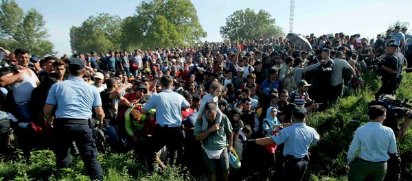 Policemen direct migrants during a stampede to board a bus in Tovarnik, Croatia September 17, 2015 - Sputnik International