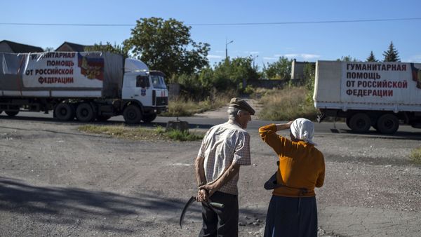 Locals watch the trucks of the 38th humanitarian aid convoy arrive in the Donetsk Region - Sputnik International