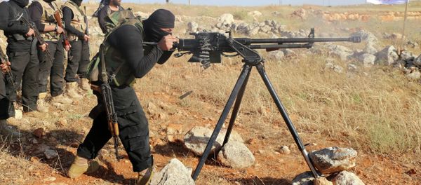 Rebel fighters from the First Battalion under the Free Syrian Army take part in a military training on June 10, 2015, in the rebel-held countryside of the northern city of Aleppo - Sputnik International