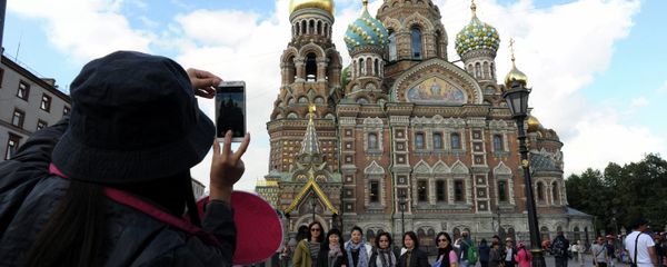A picture taken on September 4, 2015 shows Chinese tourists as they have their photo taken in front of Church of the Savior on Blood in central St. Petersburg. Drawn by its Communist past and a visa-free regime, Chinese tourists are flocking to Russia in droves as it develops new routes touting red tourism A picture taken on September 4, 2015 shows Chinese tourists as they have their photo taken in front of Church of the Savior on Blood in central St. Petersburg. Drawn by its Communist past and a visa-free regime, Chinese tourists are flocking to Russia in droves as it develops new routes touting red tourism - Sputnik International
