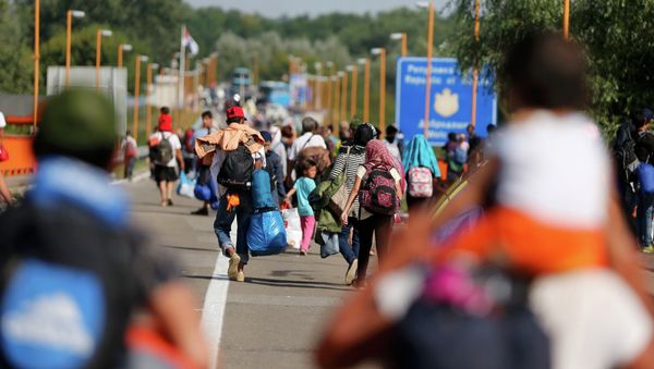 Migrants walk back to Serbia after Croatia refused them entry on the border bridge in Batina, Croatia September 18, 2015. - Sputnik International