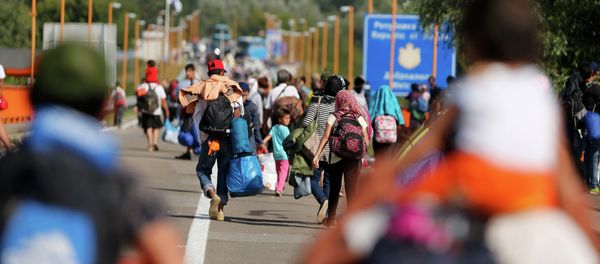 Migrants walk back to Serbia after Croatia refused them entry on the border bridge in Batina, Croatia September 18, 2015. Migrants walk back to Serbia after Croatia refused them entry on the border bridge in Batina, Croatia September 18, 2015. - Sputnik International