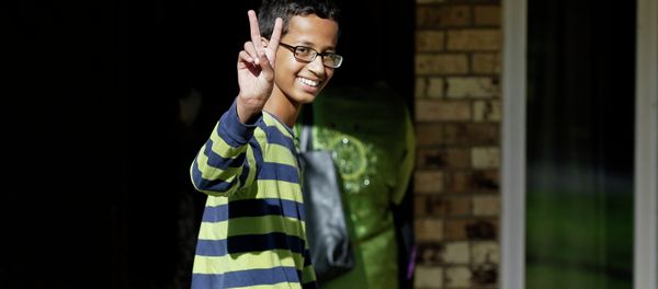 Ahmed Mohamed, 14, gestures as he arrives to his family's home in Irving, Texas, Thursday, Sept. 17, 2015 - Sputnik International