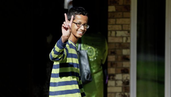 Ahmed Mohamed, 14, gestures as he arrives to his family's home in Irving, Texas, Thursday, Sept. 17, 2015 - Sputnik International