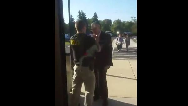 Cop Helps Older Man having Trouble Tying his Tie - Sputnik International