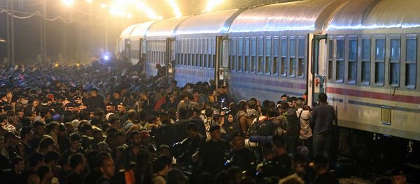 Migrants rush to board a train in the eastern-Croatia town of Tovarnik, close to the border between Croatia and Serbia on September 18, 2015 Migrants rush to board a train in the eastern-Croatia town of Tovarnik, close to the border between Croatia and Serbia on September 18, 2015 - Sputnik International