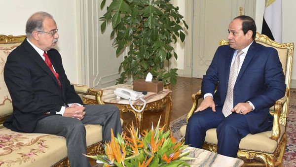 Egyptian President Abdel Fattah al-Sisi (R) meets with Egypt's former Petroleum minister Sherif Ismail (L) in Cairo, Egypt, September 12, 2015, in this handout picture courtesy of the Egyptian Presidency - Sputnik International