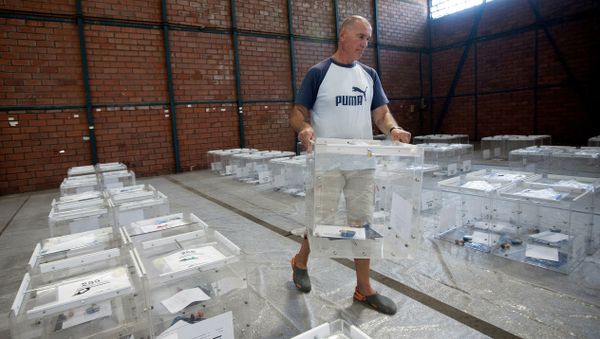 A worker arranges ballot boxes at a warehouse in Thessaloniki, northern Greece, before the upcoming general elections September 15, 2015 A worker arranges ballot boxes at a warehouse in Thessaloniki, northern Greece, before the upcoming general elections September 15, 2015 - Sputnik International