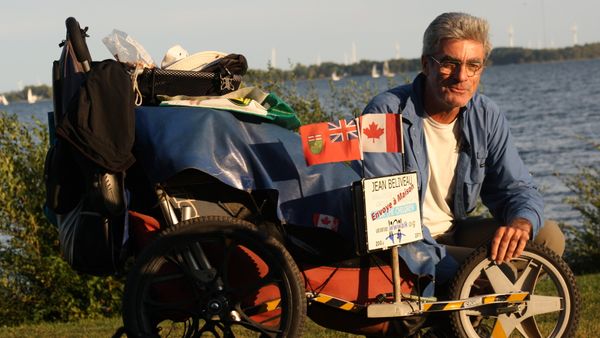 Jean Beliveau, a 56 year-old Canadian takes a little rest and a chat on the shores of Lake Ontario, Ontario, Canada on September 22, 2011 - Sputnik International