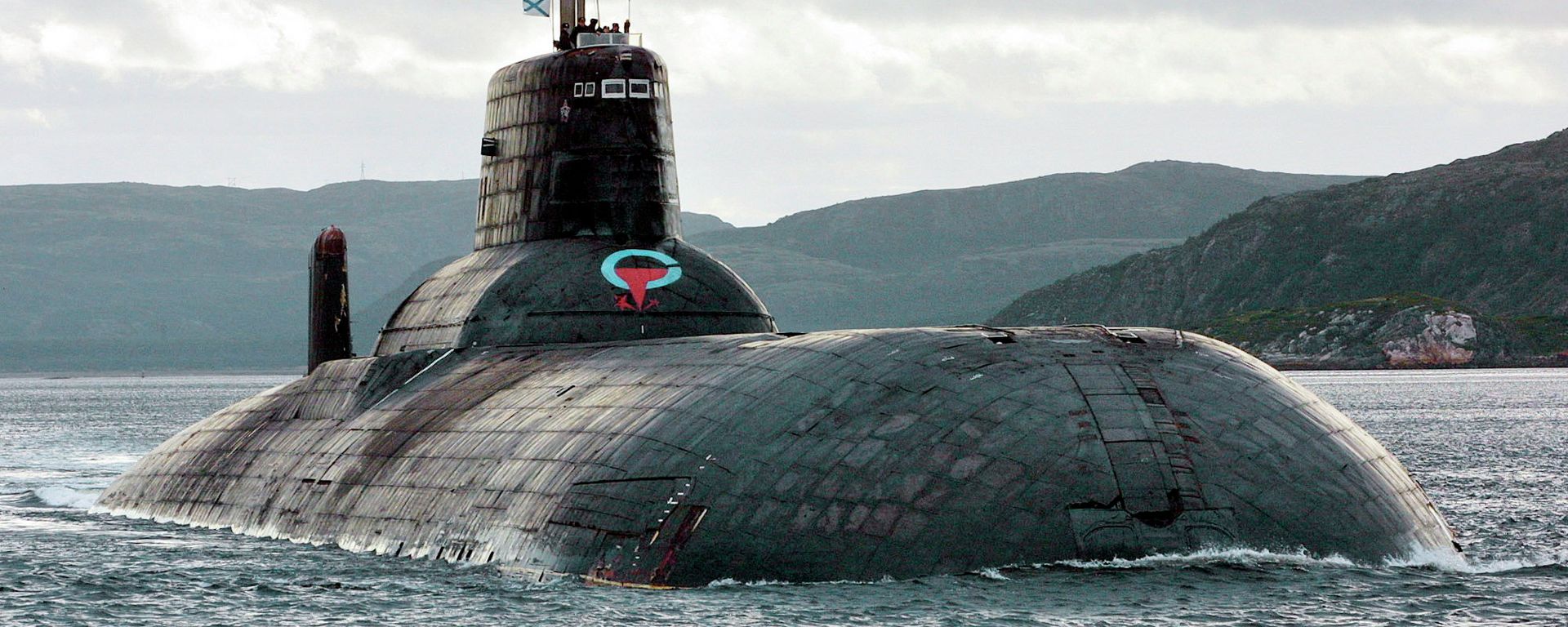 One of Russia's largest Soviet-built nuclear submarines, Typhoon (Akula) class, which remains the world's largest with the displacement of about 25,000 metric tons (27,500 tons) heaves ahead in the Barents Sea at Russia's Arctic Coast in this September 2001 photo - Sputnik International, 1920, 23.09.2024