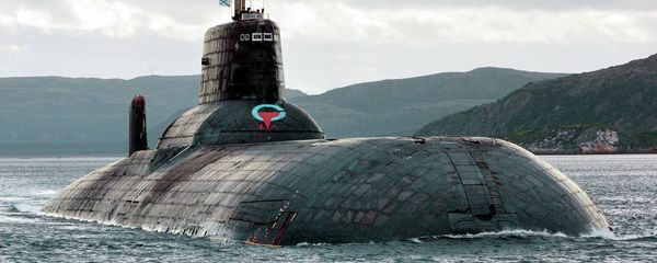 One of Russia's largest Soviet-built nuclear submarines, Typhoon (Akula) class, which remains the world's largest with the displacement of about 25,000 metric tons (27,500 tons) heaves ahead in the Barents Sea at Russia's Arctic Coast in this September 2001 photo One of Russia's largest Soviet-built nuclear submarines, Typhoon (Akula) class, which remains the world's largest with the displacement of about 25,000 metric tons (27,500 tons) heaves ahead in the Barents Sea at Russia's Arctic Coast in this September 2001 photo - Sputnik International
