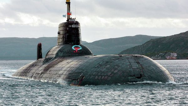 One of Russia's largest Soviet-built nuclear submarines, Typhoon (Akula) class, which remains the world's largest with the displacement of about 25,000 metric tons (27,500 tons) heaves ahead in the Barents Sea at Russia's Arctic Coast in this September 2001 photo - Sputnik International