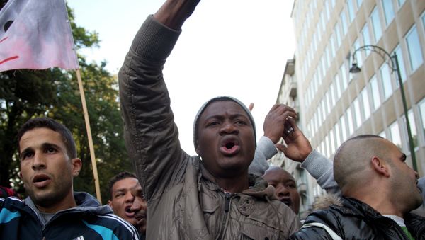 Refugees and their supporters demonstrate outside of a meeting of EU justice and interior ministers at the EU Council building in Brussels on Monday, Sept. 14, 2015 - Sputnik International