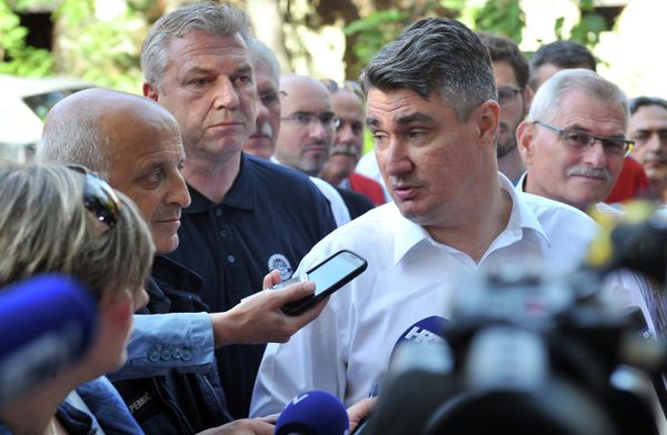 Croatian Prime Minister Zoran Milanovic (R) gives a media statement as he visits Beli Manastir refugee transit center in North-Estern Croatia, on September 19, 2015 Croatian Prime Minister Zoran Milanovic (R) gives a media statement as he visits Beli Manastir refugee transit center in North-Estern Croatia, on September 19, 2015 - Sputnik International
